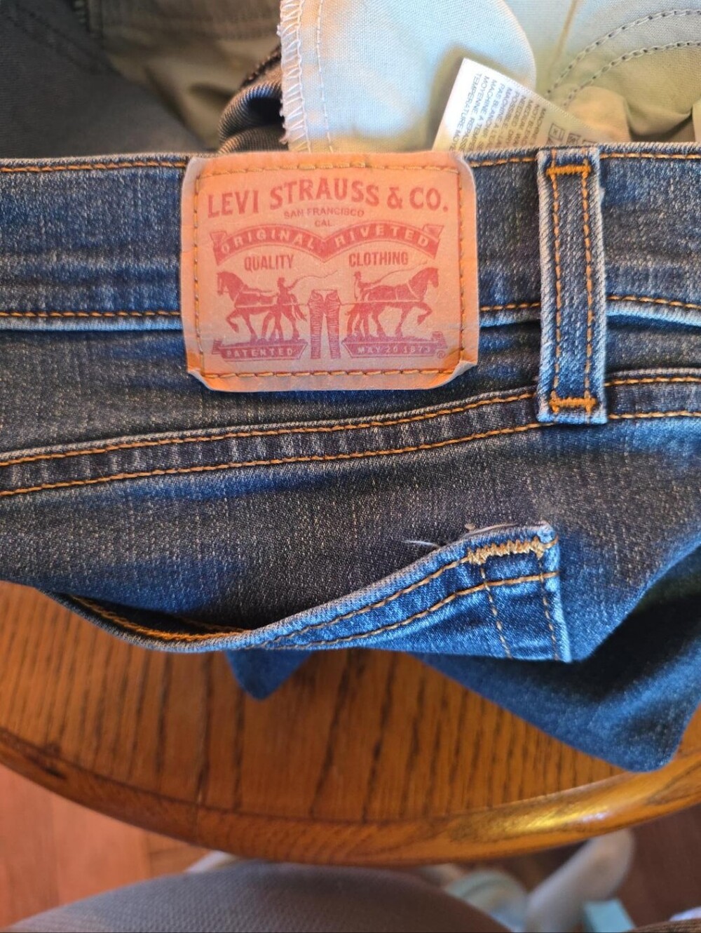 Levi’s Boyfriend Jeans Size 30 Medium Wash Cropped Relaxed Denim - Picture 7 of 7
